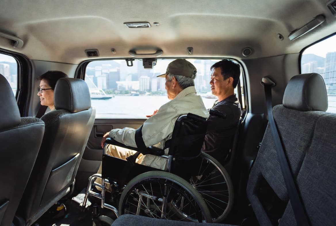 香港輪椅的士2026｜安全上落、家庭接送全攻略 | 喜樂 Care Ride