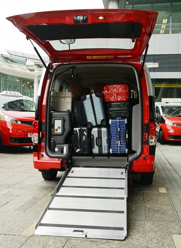 香港機場交通首選：預約喜樂機場的士，24小時服務，輕鬆容納大量行李